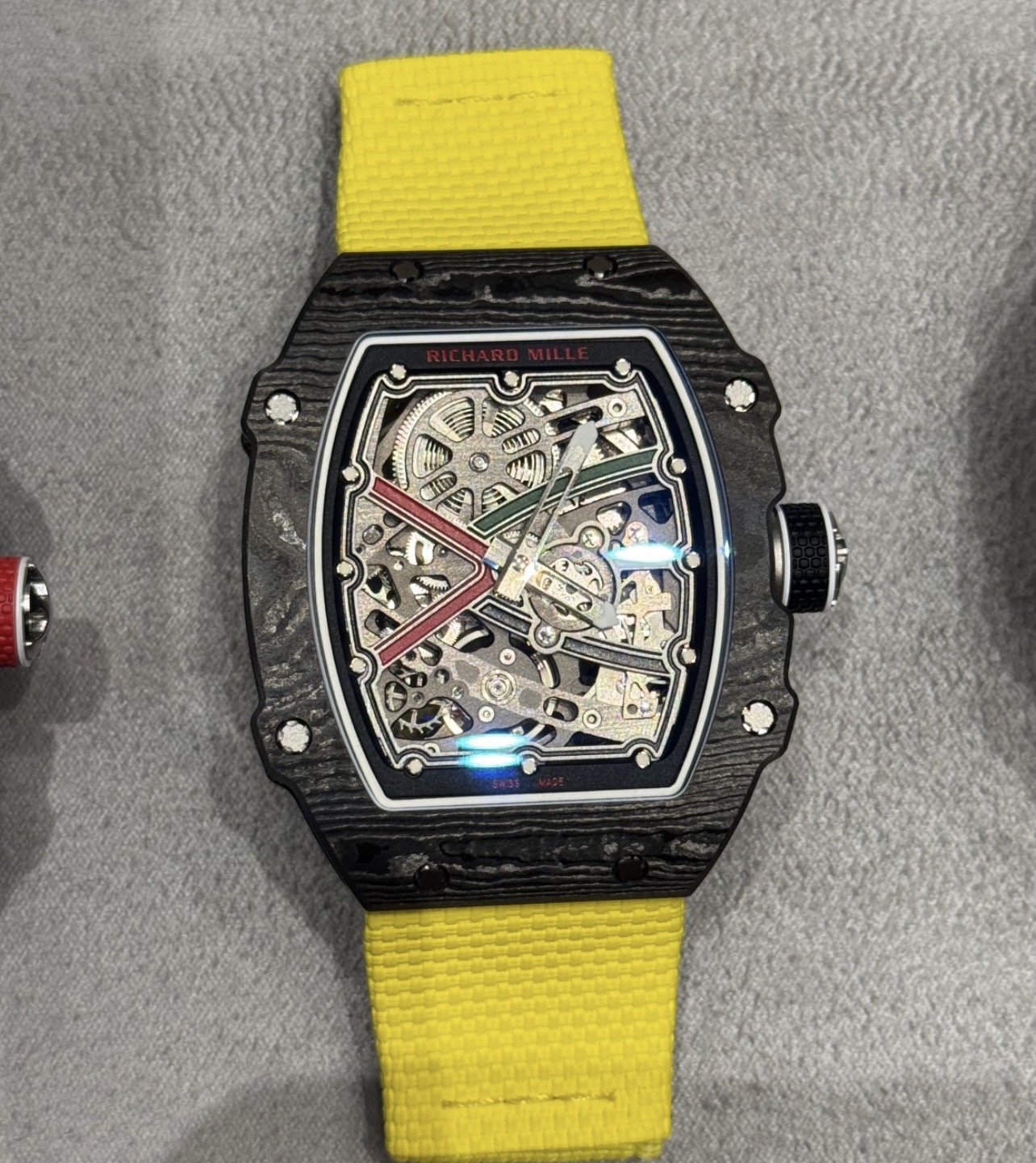 Richard Mille Carbon Yellow présentée au catalogue Nova Watches